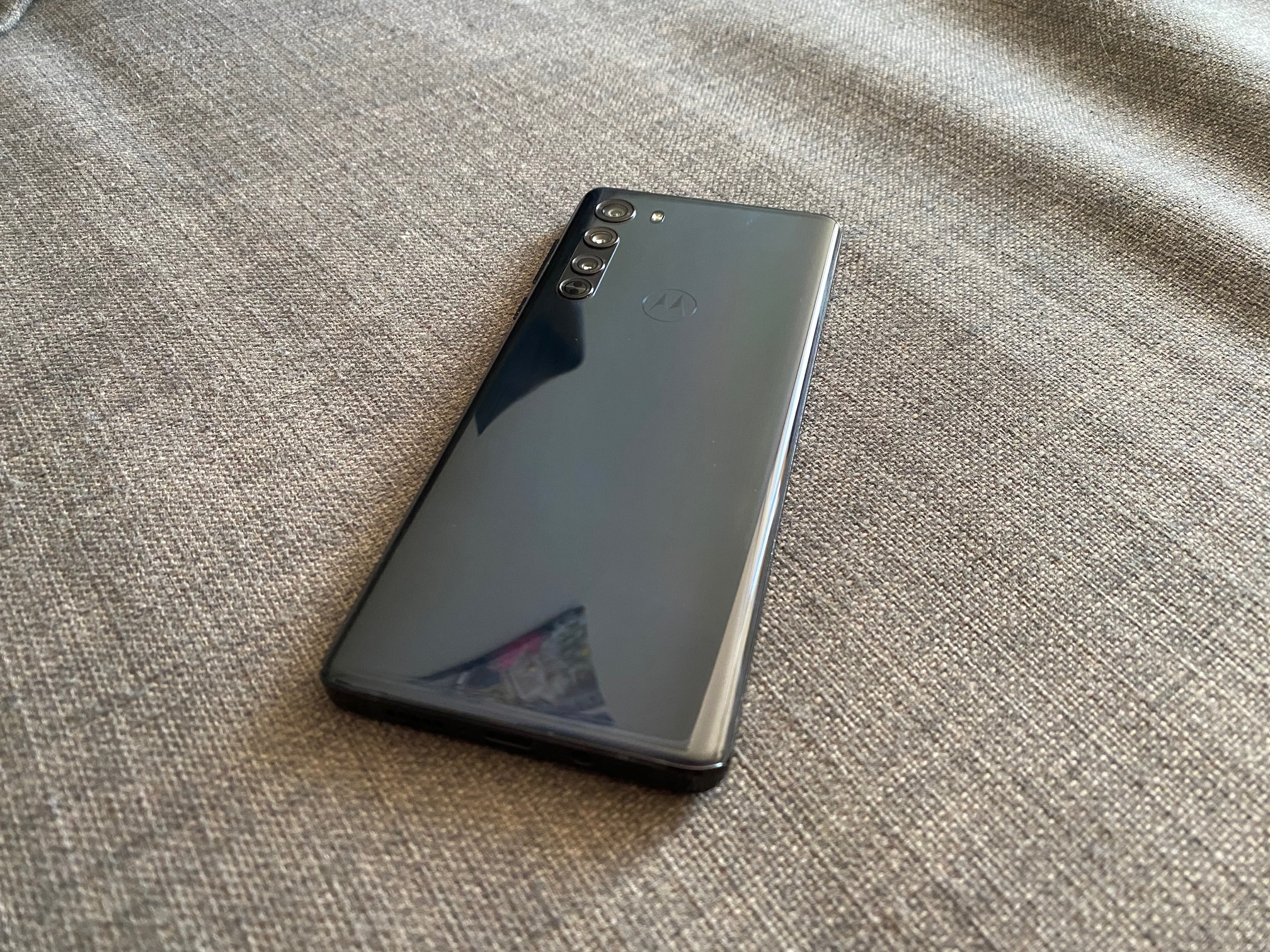 Motorola Edge – test smartfona. Urzeka designem, wygląda jak flagowiec, ale…