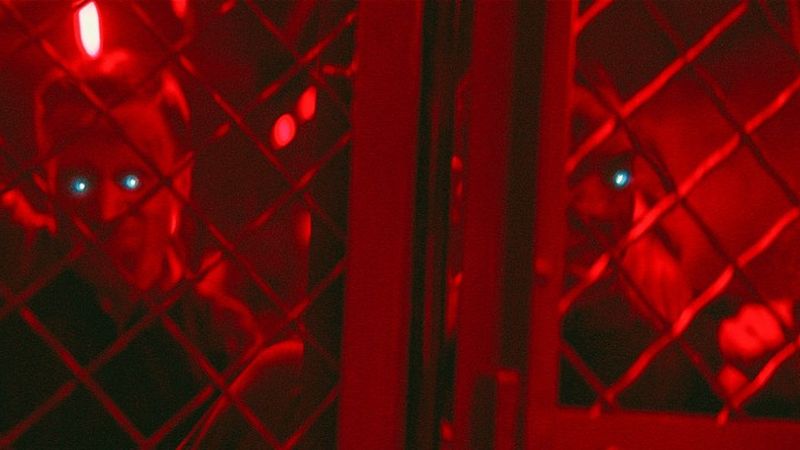 Matka/Android (2022) - recenzja filmu [Netflix]. Bezduszna