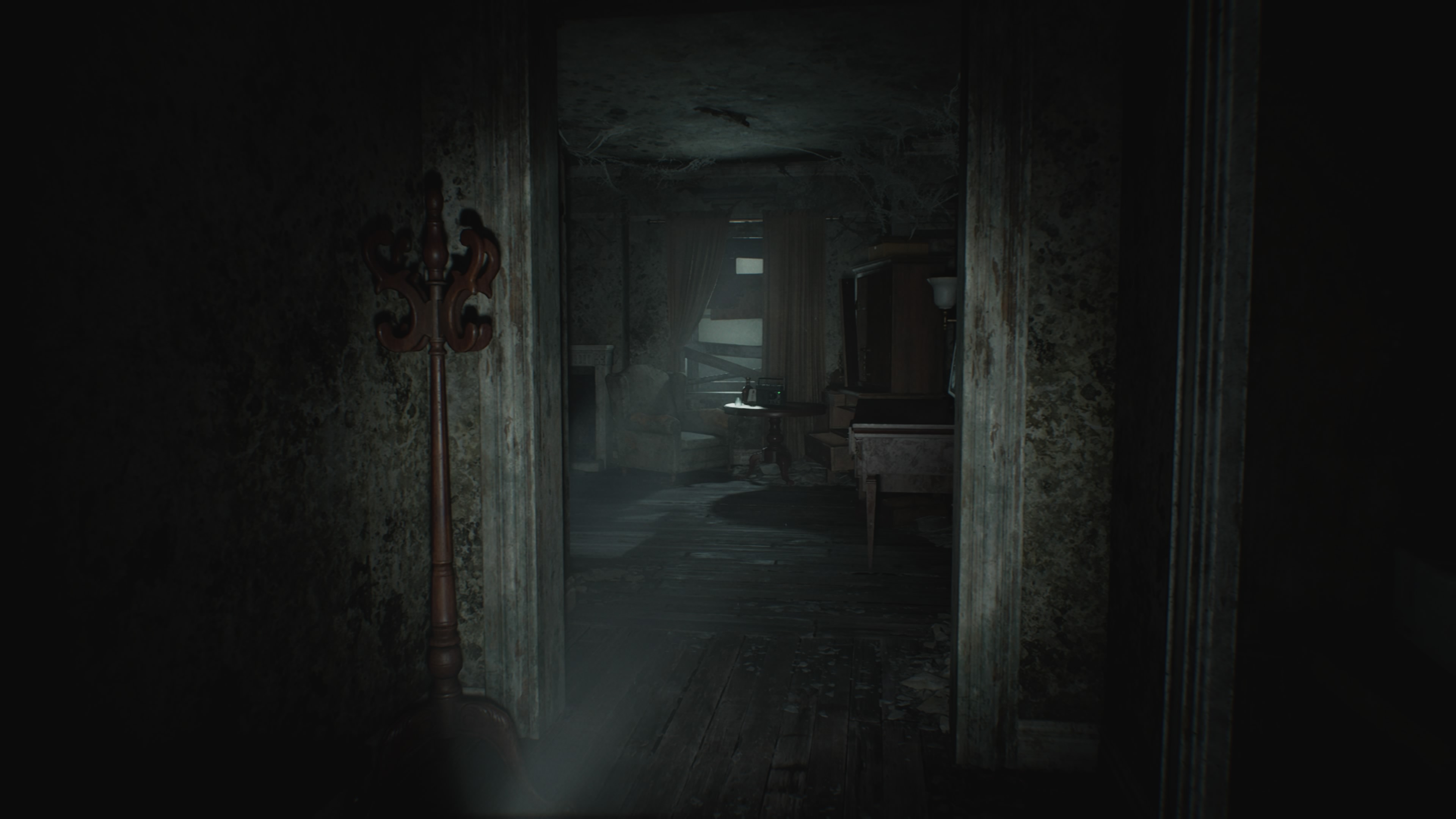 Resident Evil Requiem - Grace: Wrenwood Hotel: Pokój 204, klucz, mapa, nożyce, obraz, dowody, policjant