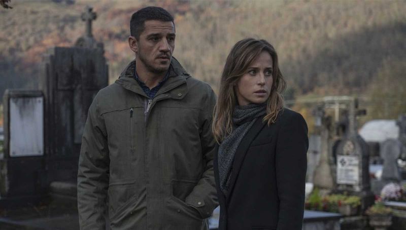 Ofiara dla burzy (2020) – recenzja filmu Netflixa. To tylko i aż adaptacja…
