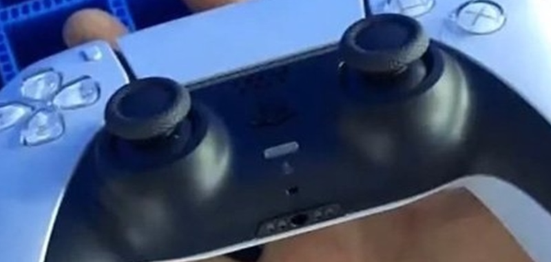 PS5 DualSense na prawdziwym zdjęciu. Kontroler PlayStation 5 jest spory i wygląda świetnie