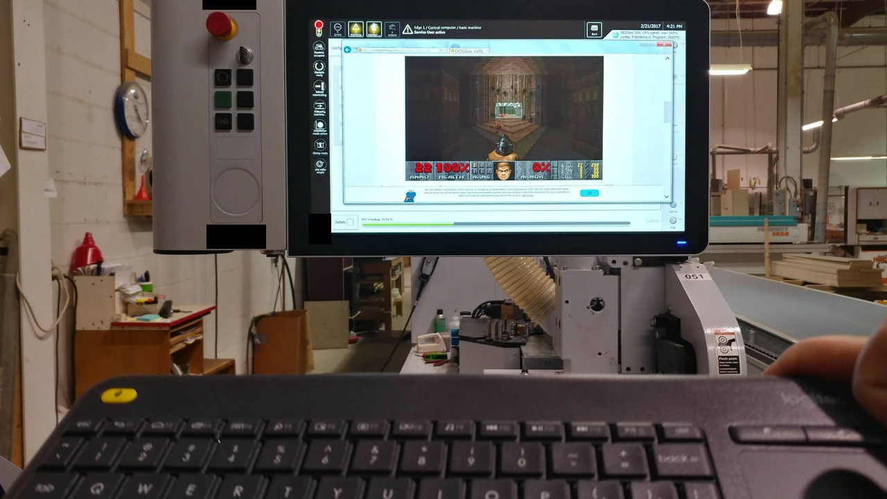 Doom odpalony na maszynie do cięcia płytek