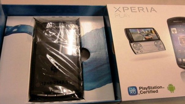 Co w pudełku z Xperia Play?