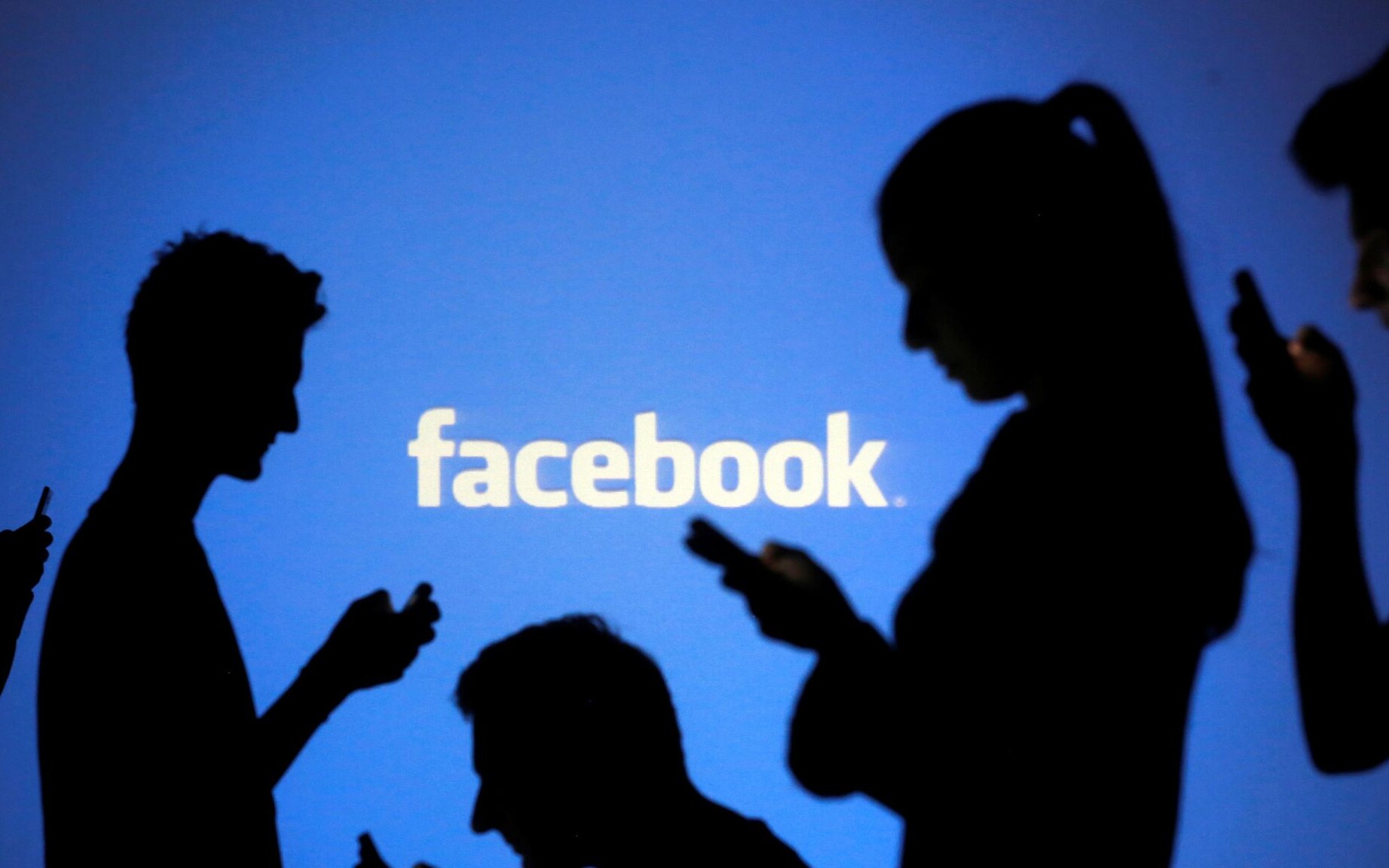 Facebook sięga po wasze prywatne zdjęcia. Twoja prywatność jest zagrożona