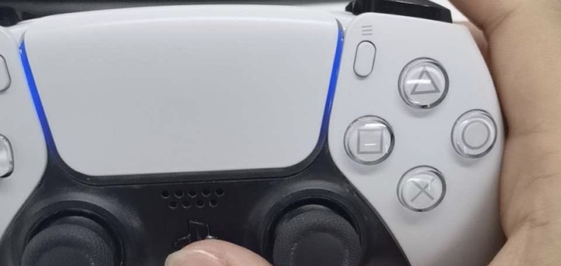 PS5 DualSense w rękach gracza. Kontroler otrzyma znacznie większą baterię niż DualShock 4
