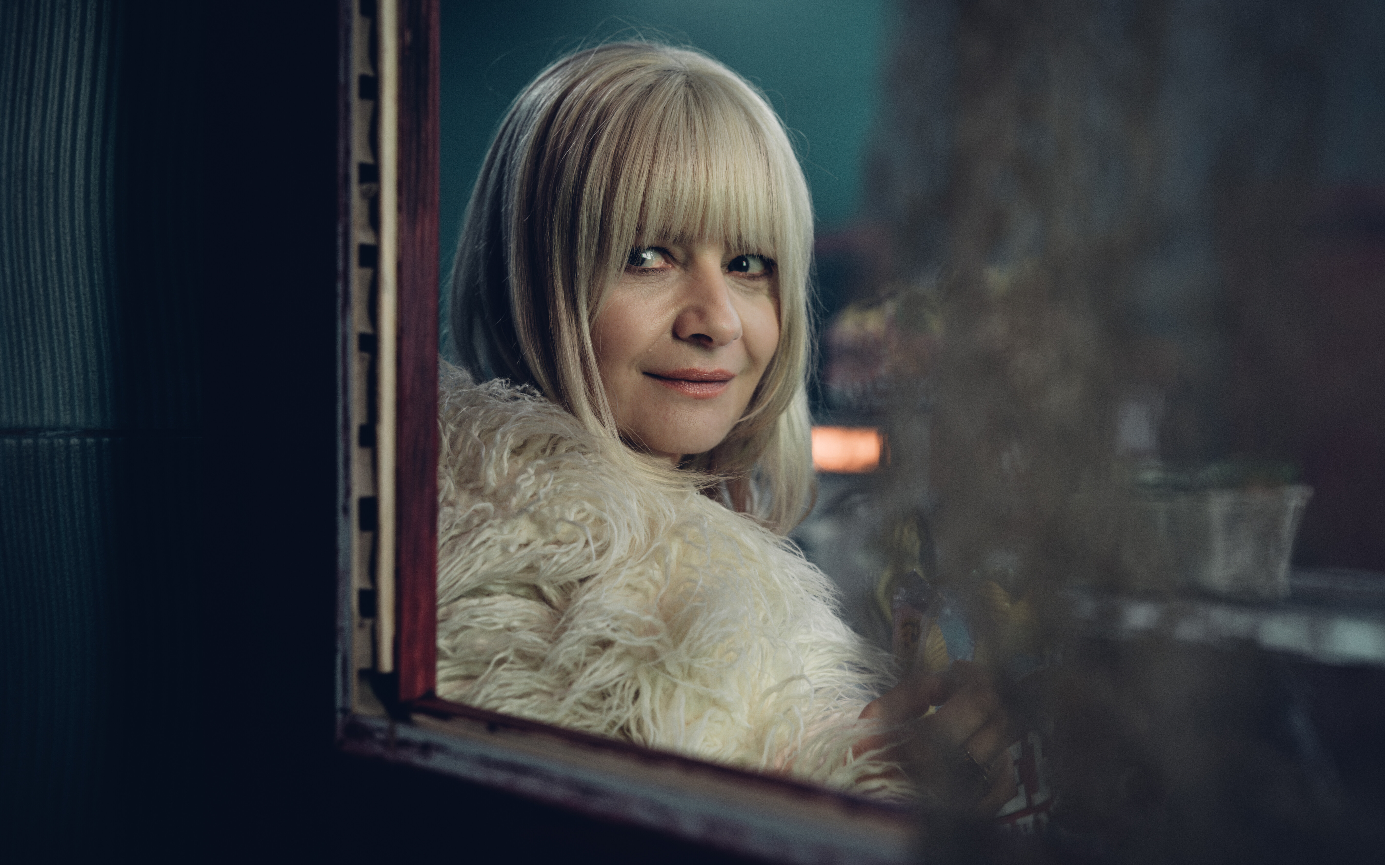 Aniela (2025) - recenzja serialu [Netflix]. Warszawa z tej drugiej strony lustra 