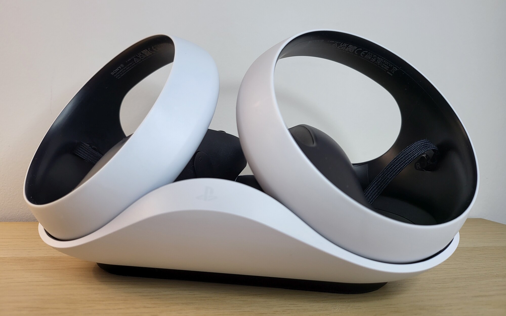 PlayStation VR2 Sense Controller Charging Station - recenzja - główne zdjęcia