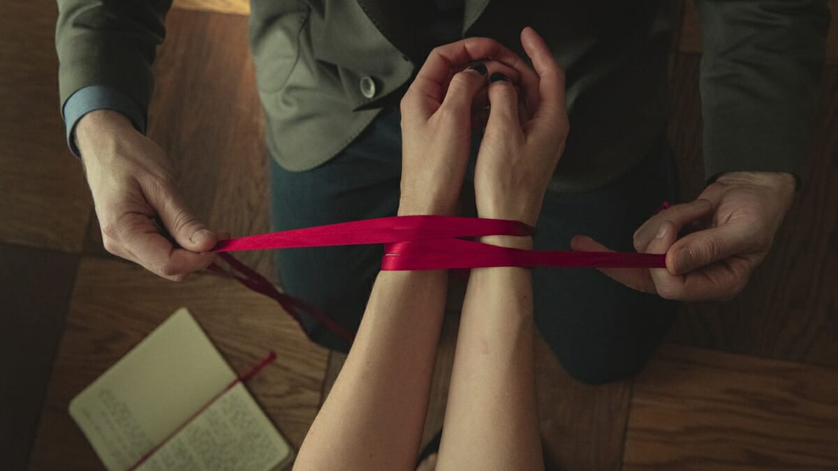 Obsesja (2023) – recenzja i opinia o serialu [Netflix]. W trakcie miłosnej sesji