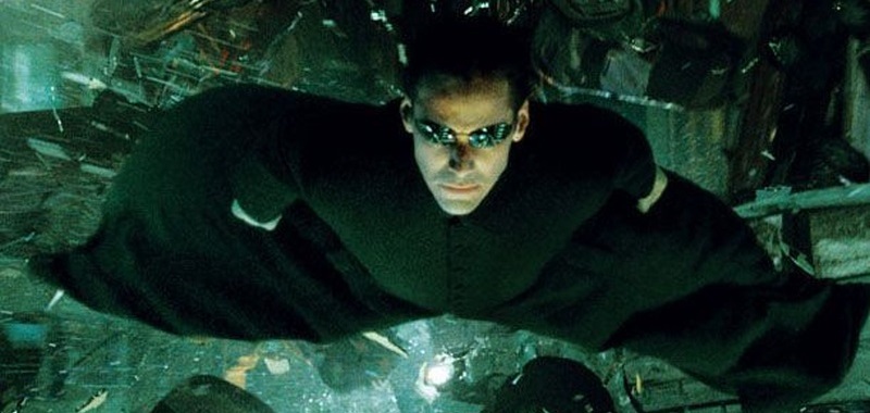 W Matrix 4 nie zabraknie efektownych scen. Neo i Trinity skaczą pomiędzy budynkami