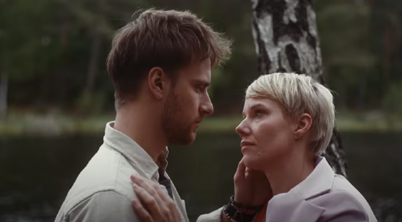 Dzisiaj śpisz ze mną (2023) – recenzja filmu [Netflix]. Janek i Nina