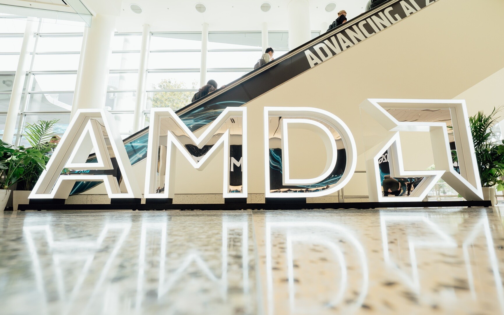 AMD wyciąga asy z rękawa i prezentuje sprzęt, który przejmie rynek sztucznej inteligencji. Mnóstwo nowości