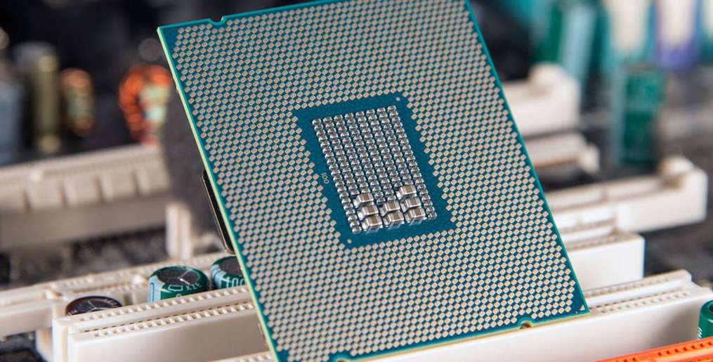 Intel Core i9-9900K bije Ryzena 7 2700X w benchmarku