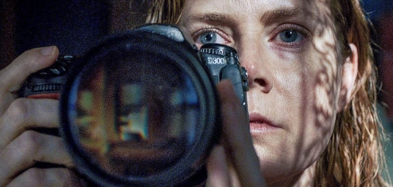 Kobieta w oknie (2021) – recenzja filmu [Netflix]. Na ratunek