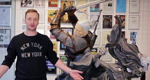Ogromna figurka Geralta od CD Projekt RED ofiarowana WOŚP