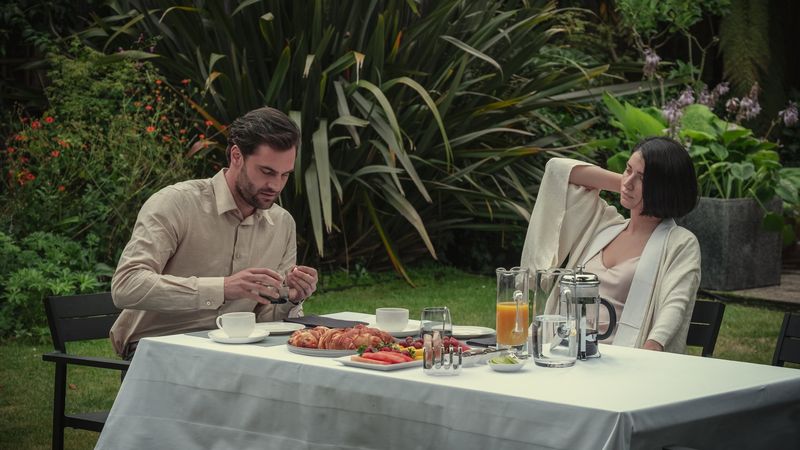 Co Kryją Jej Oczy (2021) – recenzja serialu [Netflix]. Ktoś tu oszalał