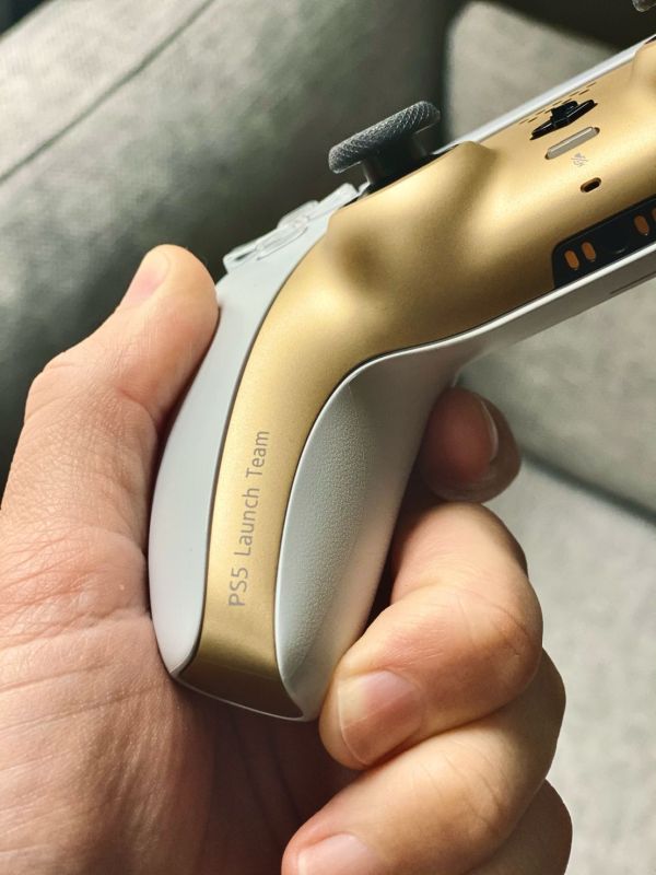 PS5 ze specjalnym DualSense. Sony nagrodziło swój zespół świetnym prezentem