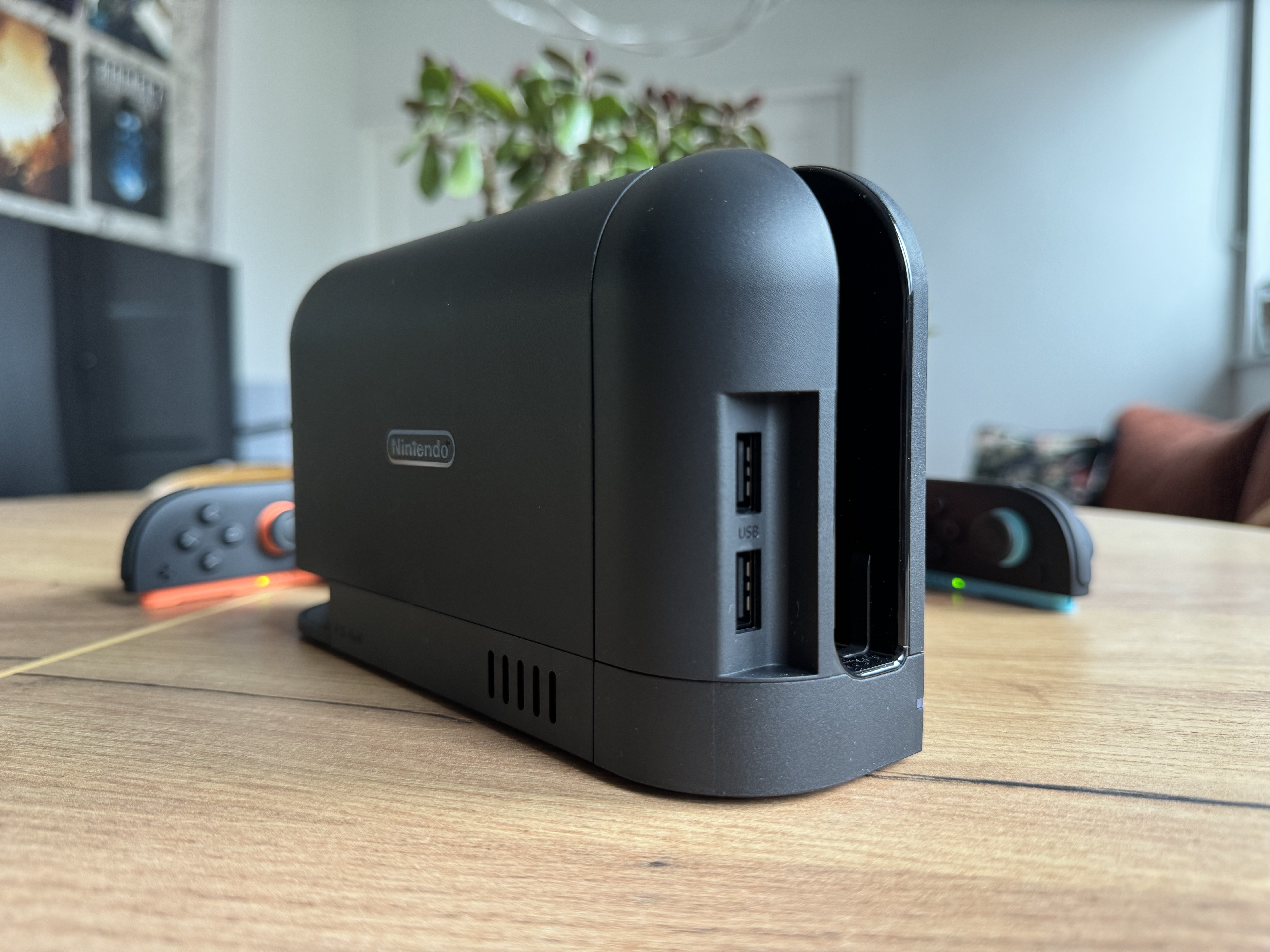 Nintendo Switch 2 dock z boku - recenzja