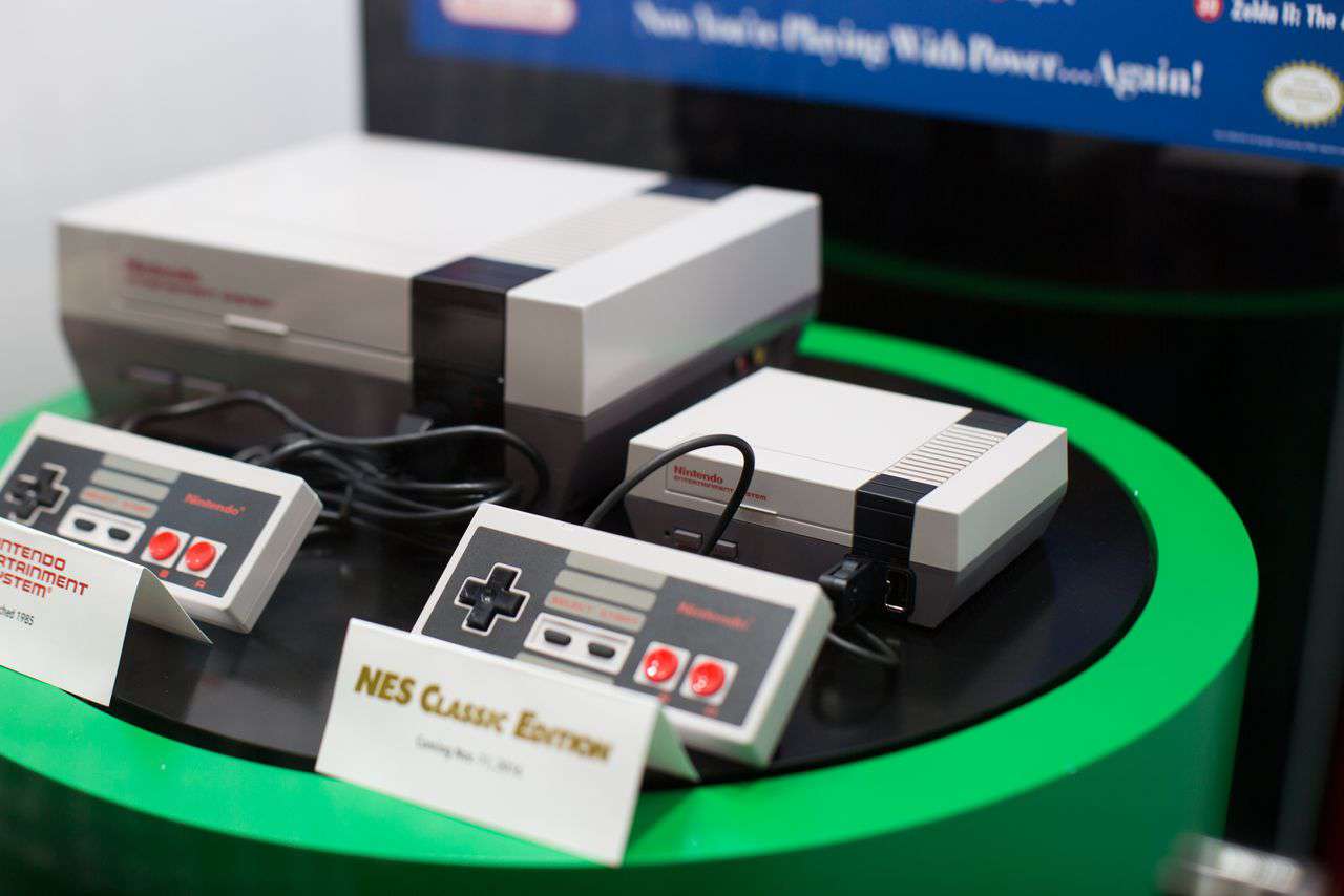 NES Classic porównany z oryginalnym NES - retro konsolka Nintendo to naprawdę kruszynka
