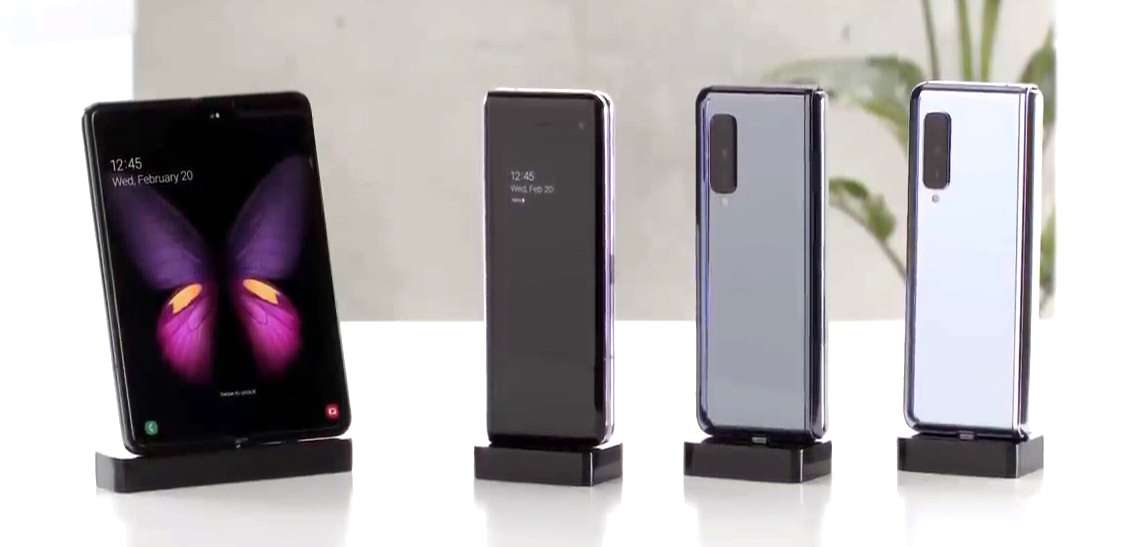 Samsung Galaxy Fold z wyraźnym zagięciem wyświetlacza w miejscu składania smartfona