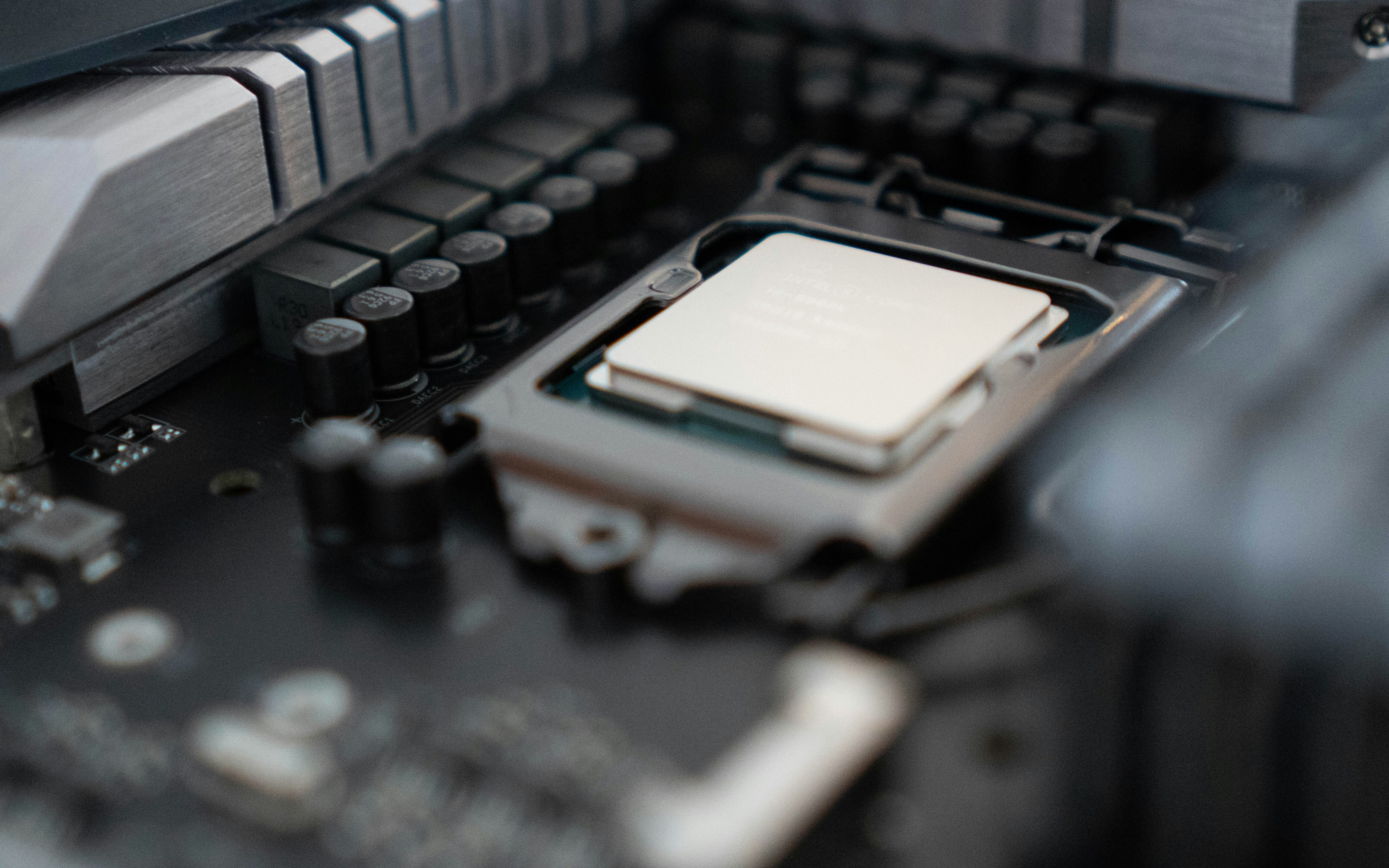 Intel reaguje na kryzys. Też wyciąga z szafy starocie