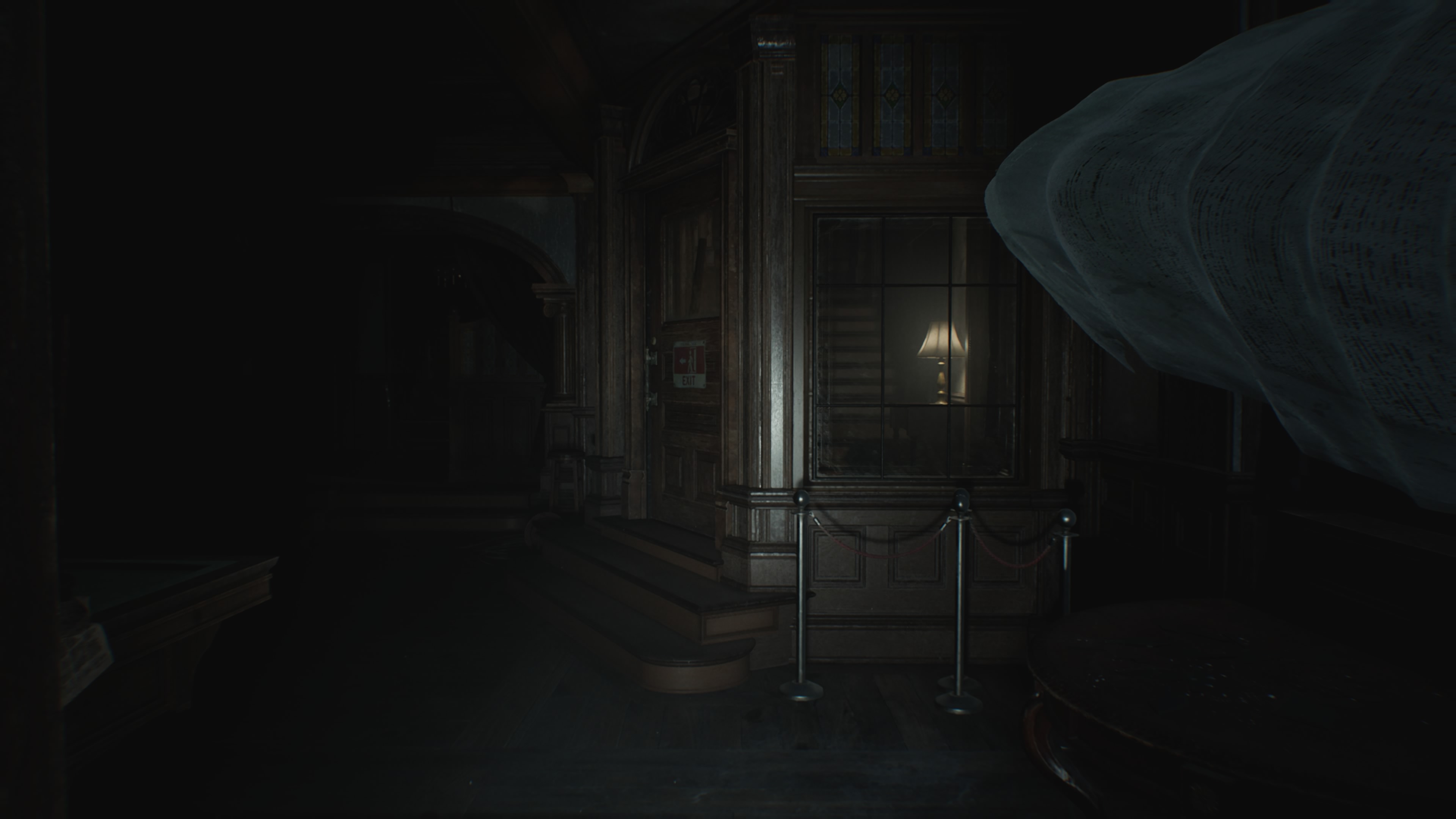 Resident Evil Requiem - Grace: Wrenwood Hotel: Pokój 204, klucz, mapa, nożyce, obraz, dowody, policjant