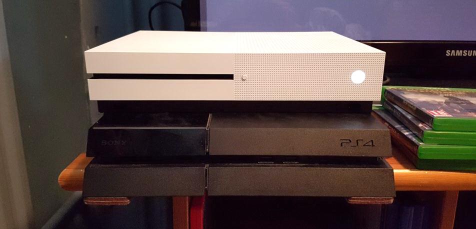 Microsoft wykonał dobrą robotę: porównanie gabarytów Xbox One S i PlayStation 4