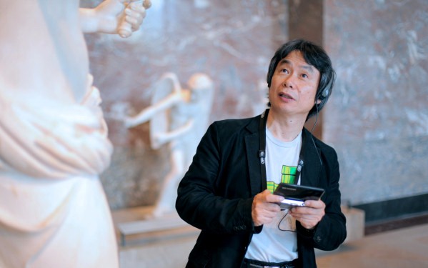 Iwata i Miyamoto zwiedzają Luwr, oprowadzani przez 3DS-y