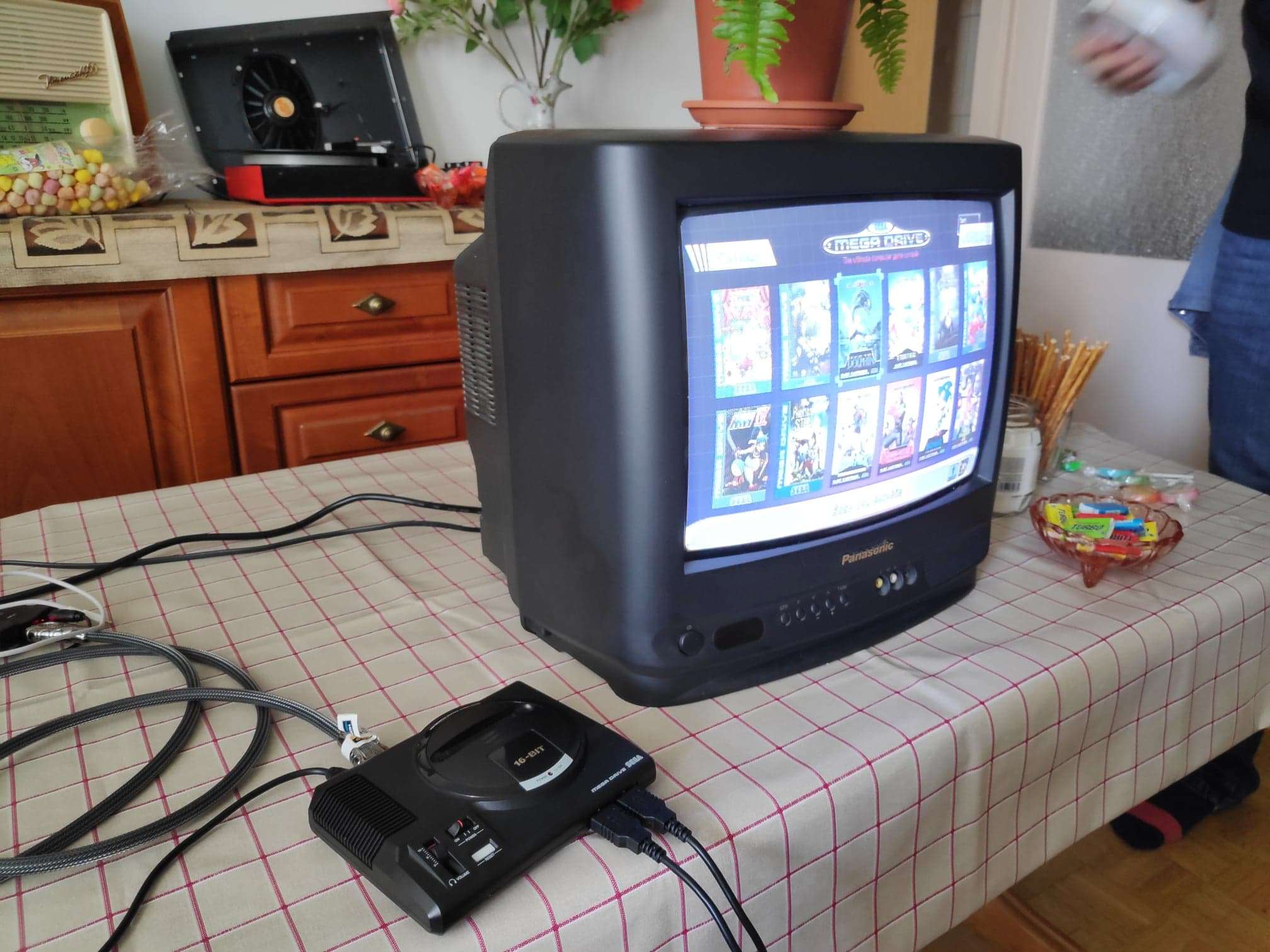 SEGA Mega Drive Mini - testowaliśmy sprzęt w.... mieszkaniu komunalnym z meblościanką