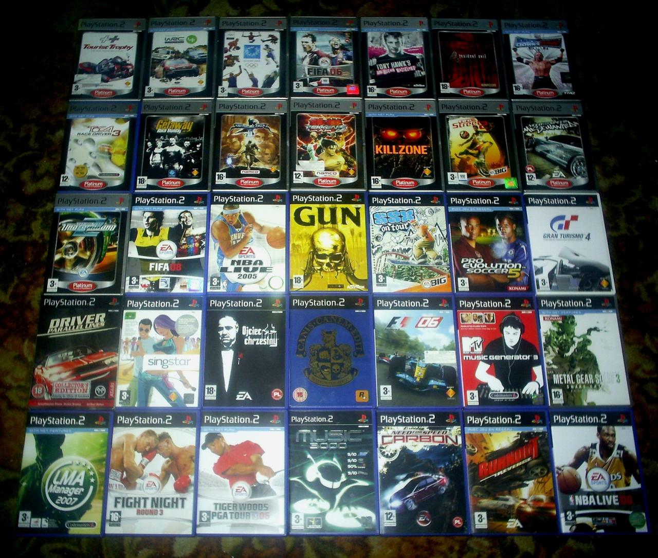 Część kolekcji gier na PlayStation 2.