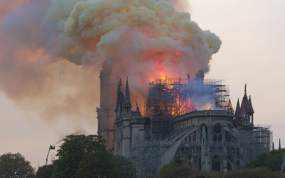 https://commons.wikimedia.org/wiki/File:Notre-Dame_en_feu,_20h06.jpg