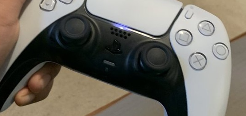 PS5 DualSense prezentuje się znakomicie. Kontroler PlayStation 5 na kolejnym prawdziwym zdjęciu