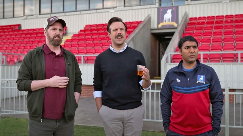 Ted Lasso (2020) – recenzja 1. sezonu serialu [Apple TV+]. Niespodziewany promień słońca