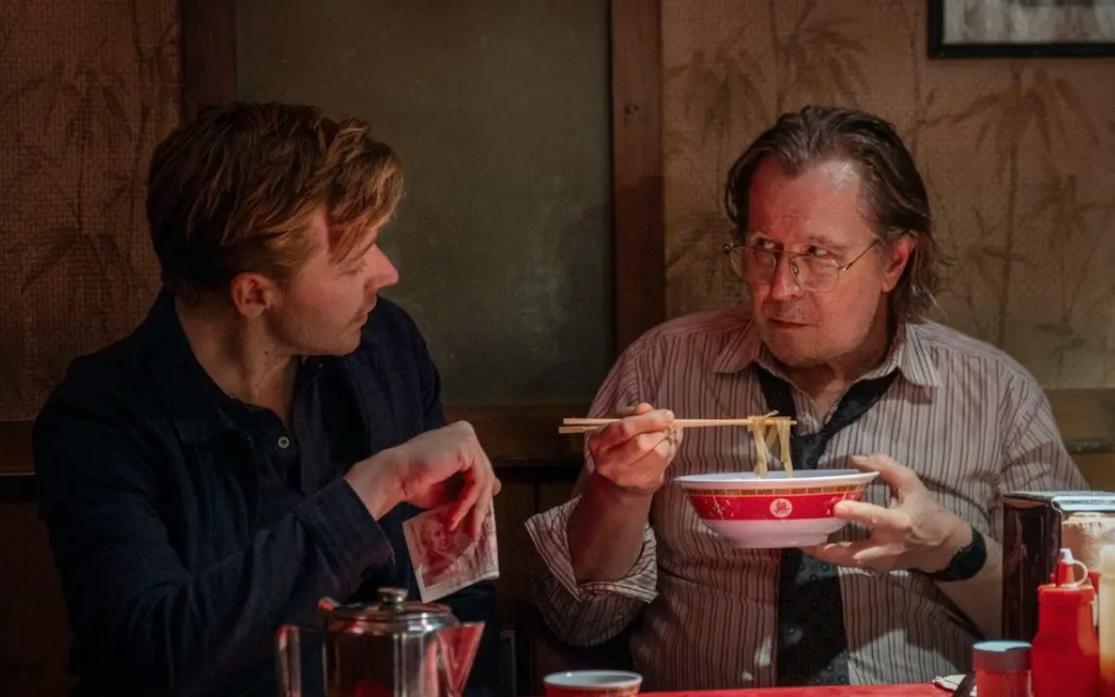 Kulawe konie (2022) – recenzja 2. sezonu serialu [Apple TV+]. Rozmowy przy zupie