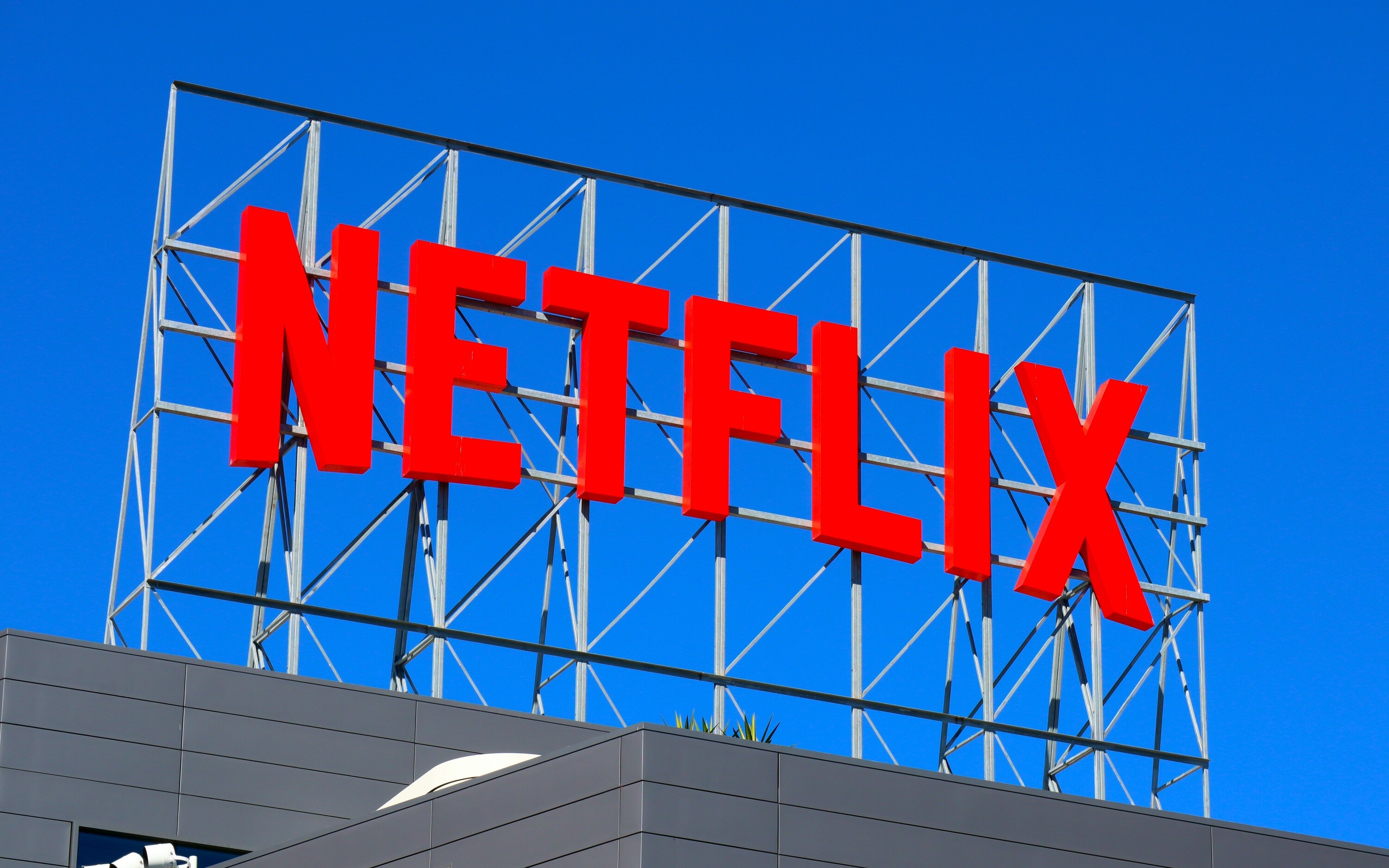 Netflix logo na budynku