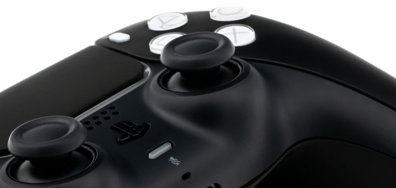 DualSense od PS5 w prototypowej wersji na zdjęciach. Sony długo rozwijało czarną wersję pada