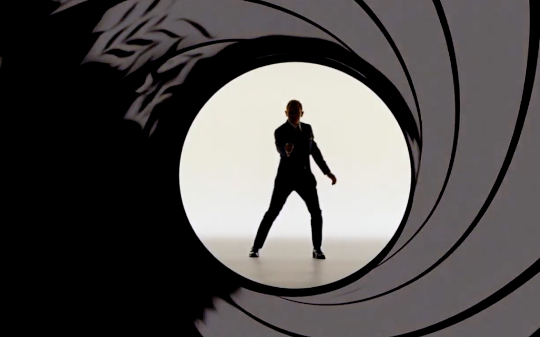 Agent 007 aiming sequence