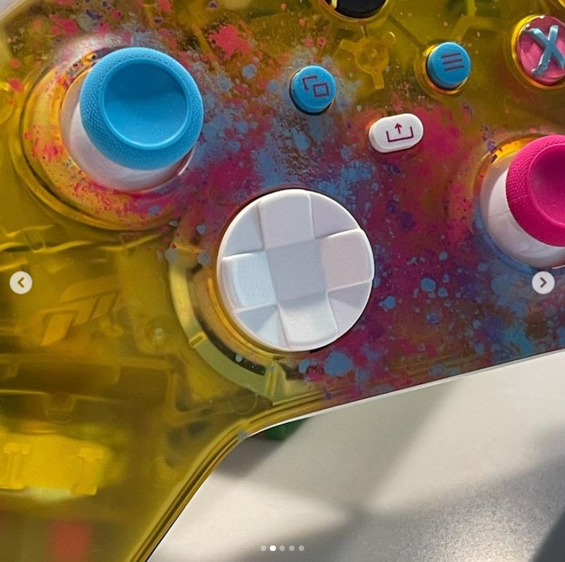 Kontroler Forza Horizon 5 na zdjęciach. Pad spotyka się z mieszanym odbiorem