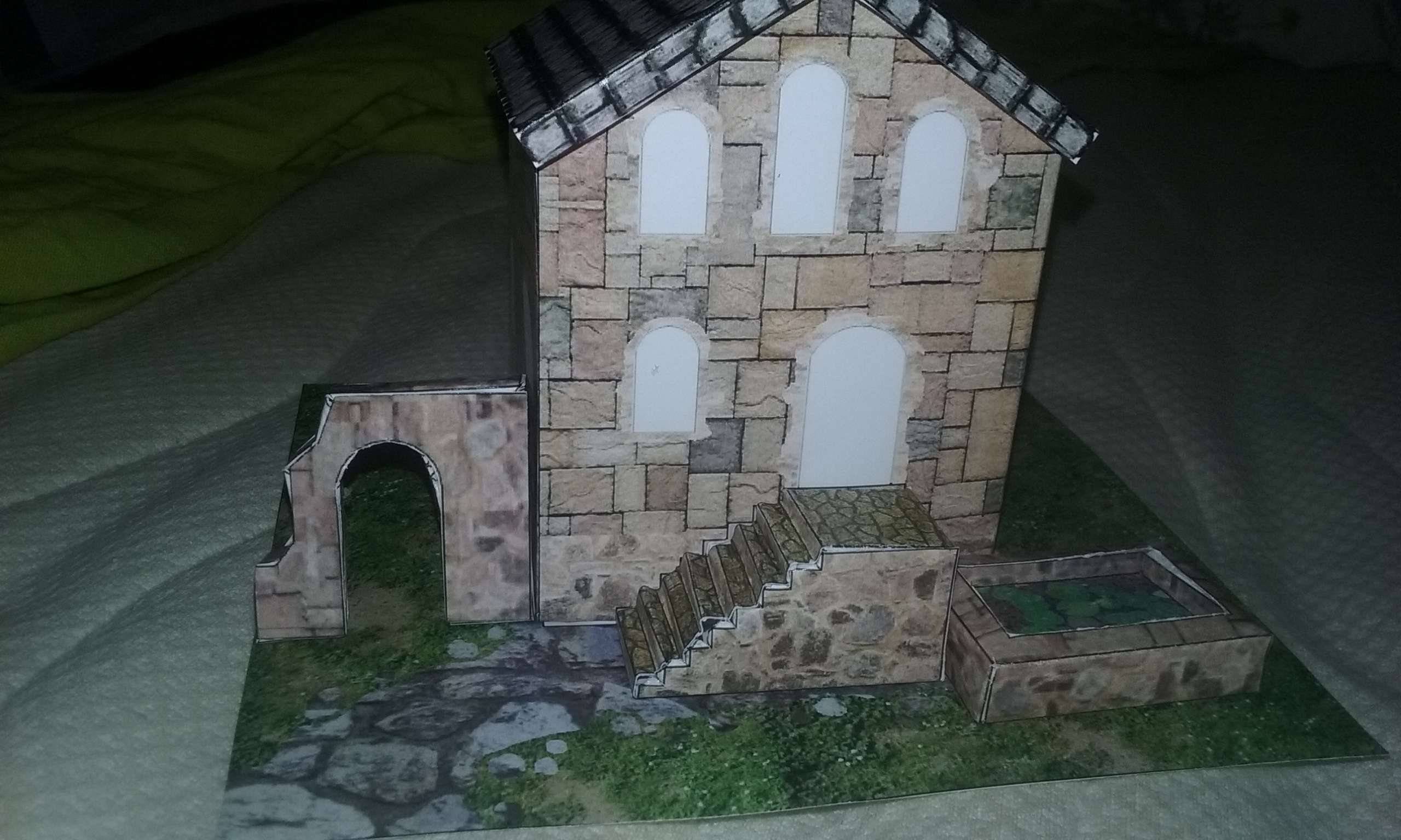 Willa z papercraftu w trakcie klejenia. Zapewne przy robieniu tego zdjęcia miałem poklejone palce .