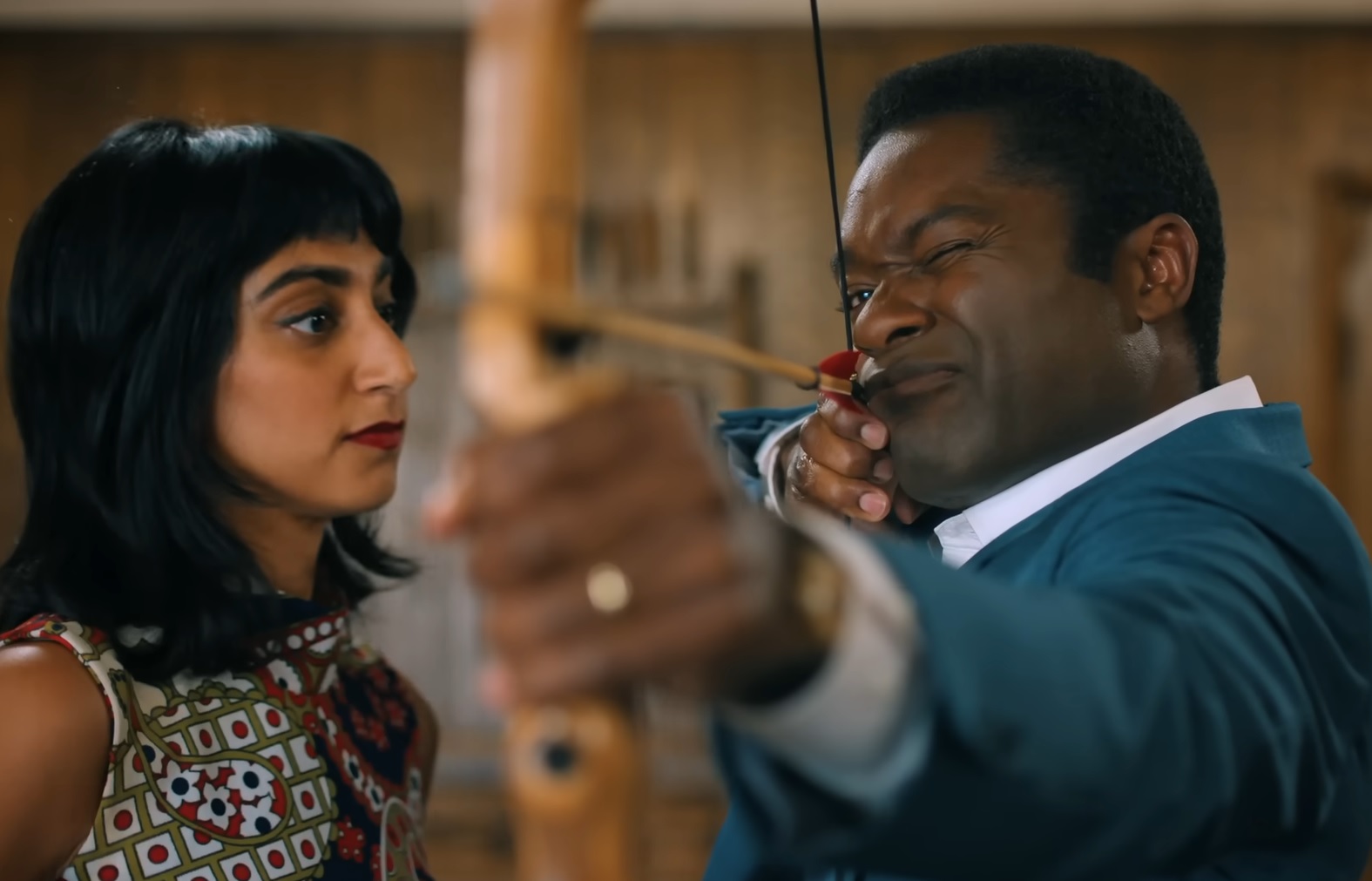 Ser od rządu (2025) - recenzja, opinia o serialu [Apple TV]. Humor bez zadęcia