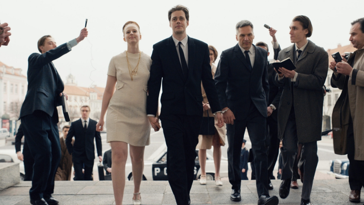 Clark (2022) – recenzja i opinia o serialu [Netflix]. Przed procesem