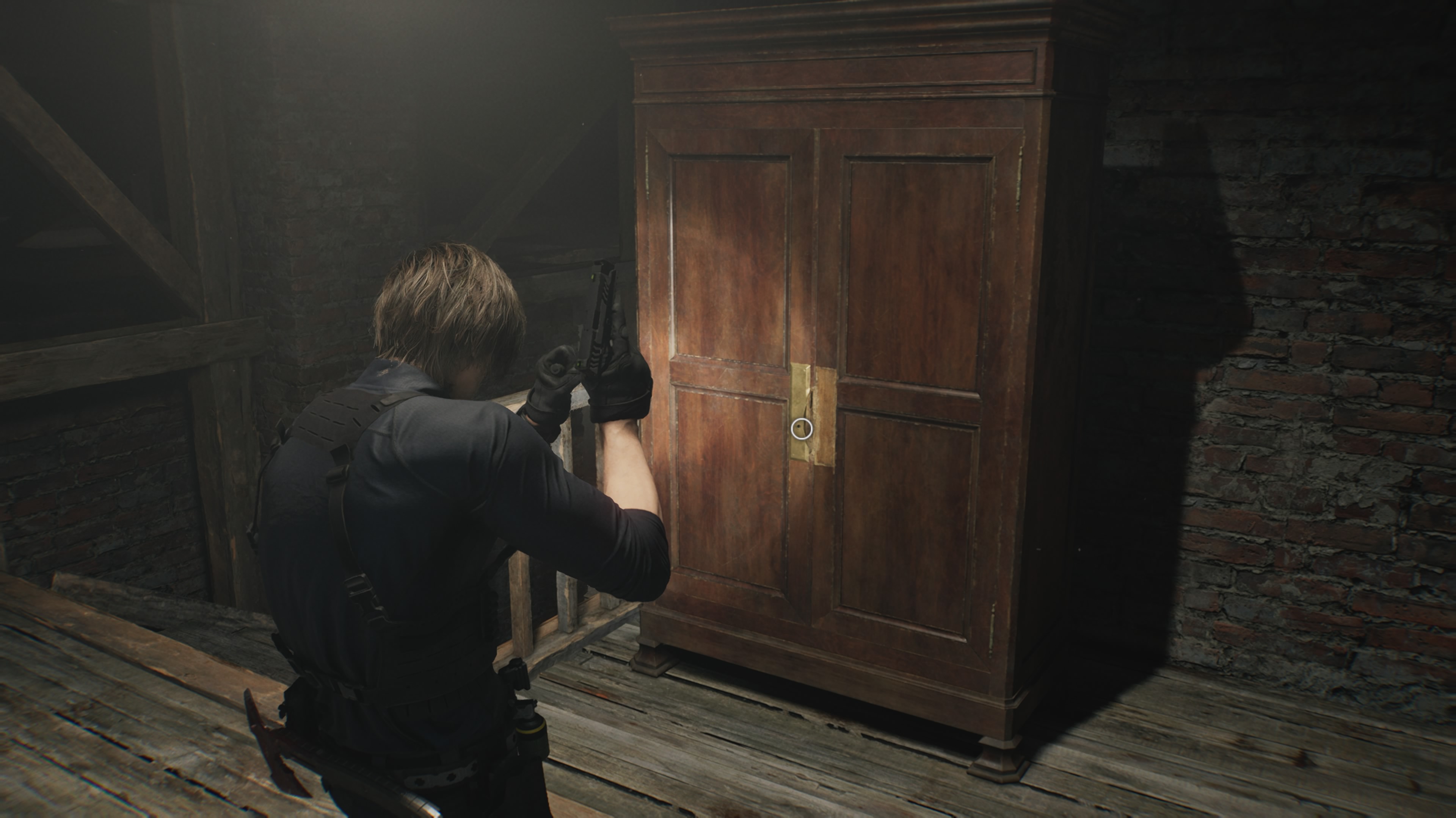 Resident Evil Requiem - Leon: poddasze, strzelba, Chunk, zmutowani, biuro dyrektora, winda