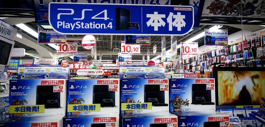 Sony chwali się obniżką ceny PS4 i mocnym line-upem w nowej reklamie