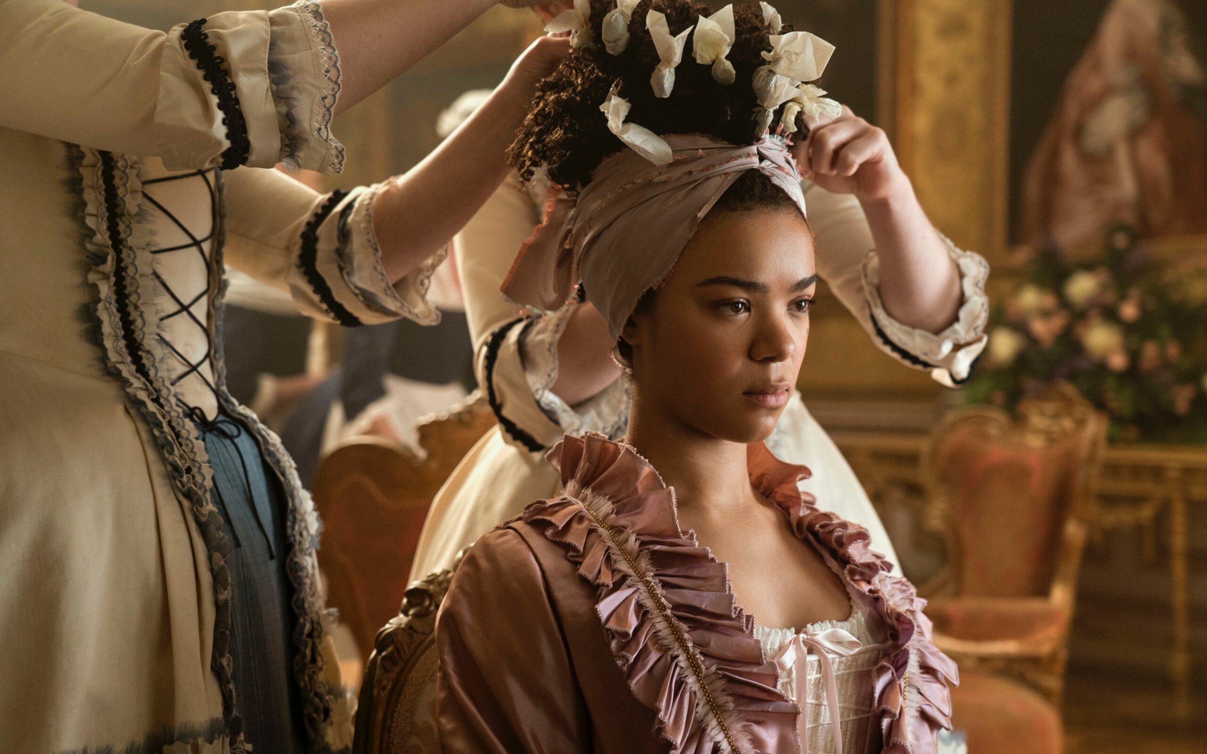 Królowa Charlotta: Opowieść ze świata Bridgertonów (2023) – recenzja i opinia o serialu [Netflix]. Młoda królowa