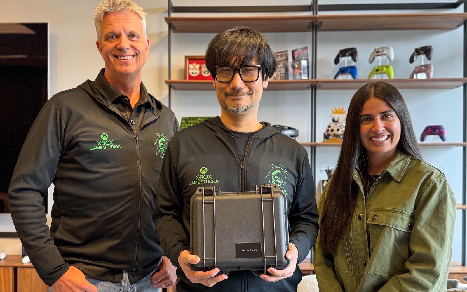 Hideo Kojima odwiedził Microsoft i otrzymał tajemniczą paczkę. Fani spekulują, a szefowa Xboksa świętuje