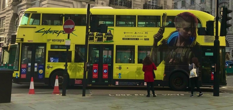 Promocja Cyberpunka 2077 ruszyła. W Londynie pojawił się autobus ze starą datą premiery