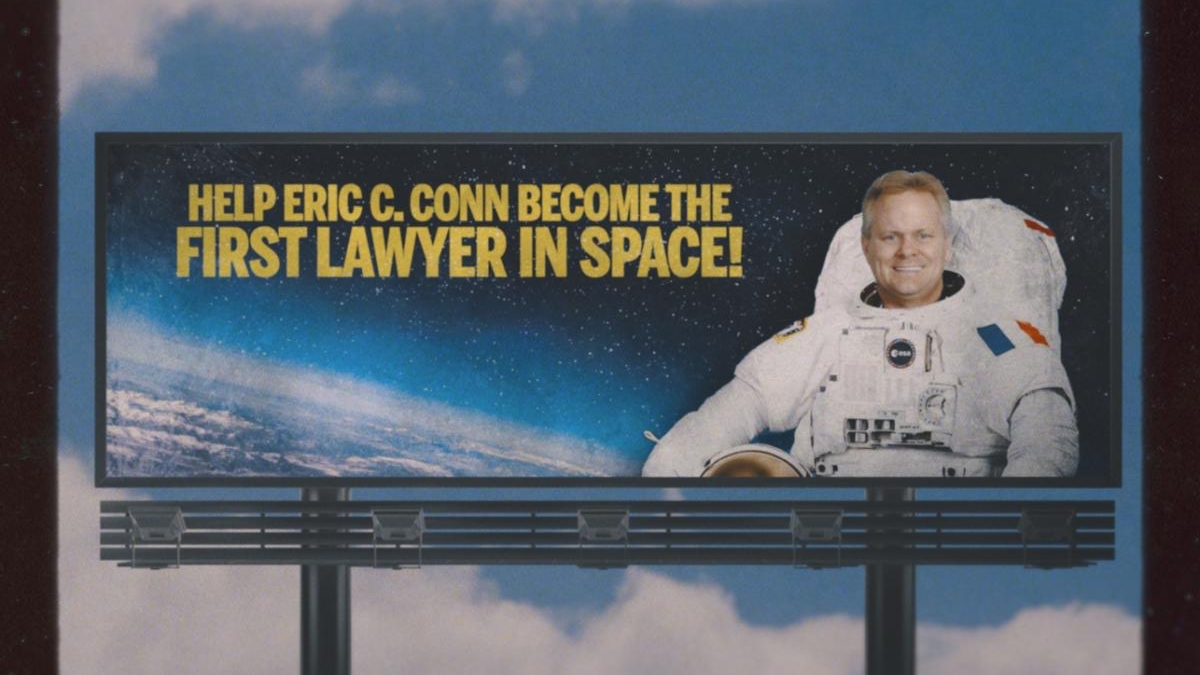 Wielki przekręt (2022) – recenzja i opinia o serialu [Apple TV+]. Eric C. Conn na banerze reklamowym