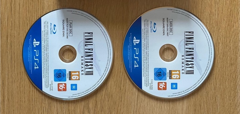 Final Fantasy VII Remake z długą instalacją fizycznej wersji. Gra jest dostępna na dwóch płytach Blu-ray
