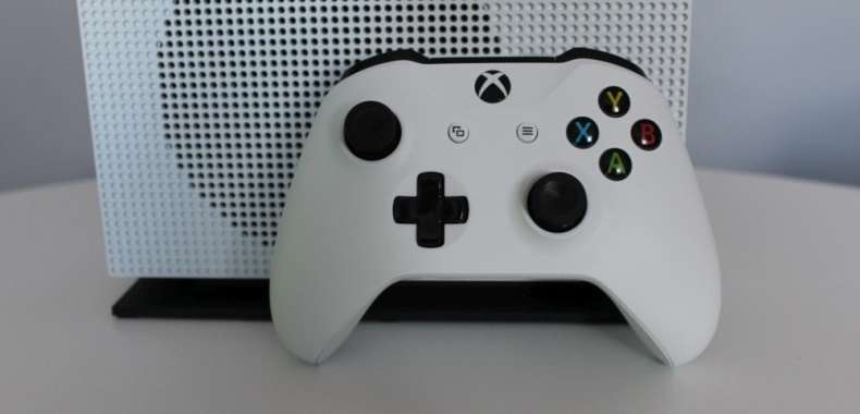 Xbox One S + FIFA 17 + upiększony pad za 1017 zł