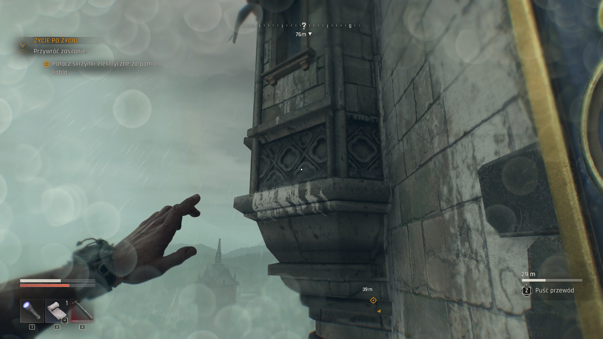 Dying Light The Beast - Życie po życiu: dym, kryjówka, miasto, ratusz, Defekt, ocaleni, Jacob, szeryfka, kable  Życie po życiu - Dying Light The Beast.  Po aktywowaniu bezpiecznej strefy w klasztorze rusz na północny wschód, gdzie zauważysz unoszący się w powietrzu dym.  [img]1645162[/img]  Przy znaczniku misji idź do miejsca na ognisko. Wybij wszystkich wrogów dobijających się do środka, potem odbij w prawo, a przy niebieskich drzwiach znajdziesz miejsce na kryjówkę.  [img]1645163[/img]  Otwórz ją, przejdź przez toaletę. Wybij wroga, a gdy wyjdziesz na zewnątrz, to zauważysz dwóch ludzkich przeciwników. Szybko się ich pozbądź, a potem przejdź w kierunku wieży.  [img]1645164[/img]  Wskocz po drabinie do góry, przechodź po deskach, kucnij przy blaszkach, a potem wskocz do najwyżej położonego punktu. Aktywuj prąd, co sprawi, że ta kryjówka będzie dostępna.  [img]1645165[/img]  Teraz wróć do domku z dymem - na prawo od tektur zauważysz czerwoną płachtę oraz dziurę, z której skorzystasz i wejdziesz do budynku. Teraz wróć na główną trasę - rusz do miasta na północy.  [img]1645166[/img]  Przy ratuszu spotkasz sporo wrogów. Wybij ich lub wskocz do środka, po czym pozbądź się kolejnych wrogów. Broń palną warto zostawić na dalszą część zadania, gdzie zawalczysz z nową chimerą.  [img]1645168[/img]  Jest to defekt. Wykonuj uniki, gdy wróg doskakuje do Ciebie, a także nie zbliżaj się do niego wtedy, kiedy uderza w ziemię, bo wywołuje wstrząs wokół siebie.   [img]1645178[/img]  Po walce ruszysz do wieży odszukać szeryfkę. Wdrap się po krawędziach od lewej strony, a potem pomów z Rangerem. Zacznij wchodzić coraz wyżej.  [img]1645179[/img]  Musisz wejść na zegar, obejść całą krawędź z drewna i potem wskoczyć na drabinę. Na górze spotkasz szeryfkę, która powie o zresetowaniu systemu awaryjnego. Zjedź w dół tyrolką, wybij zombie i otwórz drzwi wytrychem. Przesuwaj go lekko w prawo lub lewo, a gdy zamek będzie się odwracał, kontynuuj tą drogą.  [img]1645180[/img]  Potem w środku aktywuj zasilanie - musisz doprowadzić kable do prądu. Zabierz je ze skrzynki, a następnie