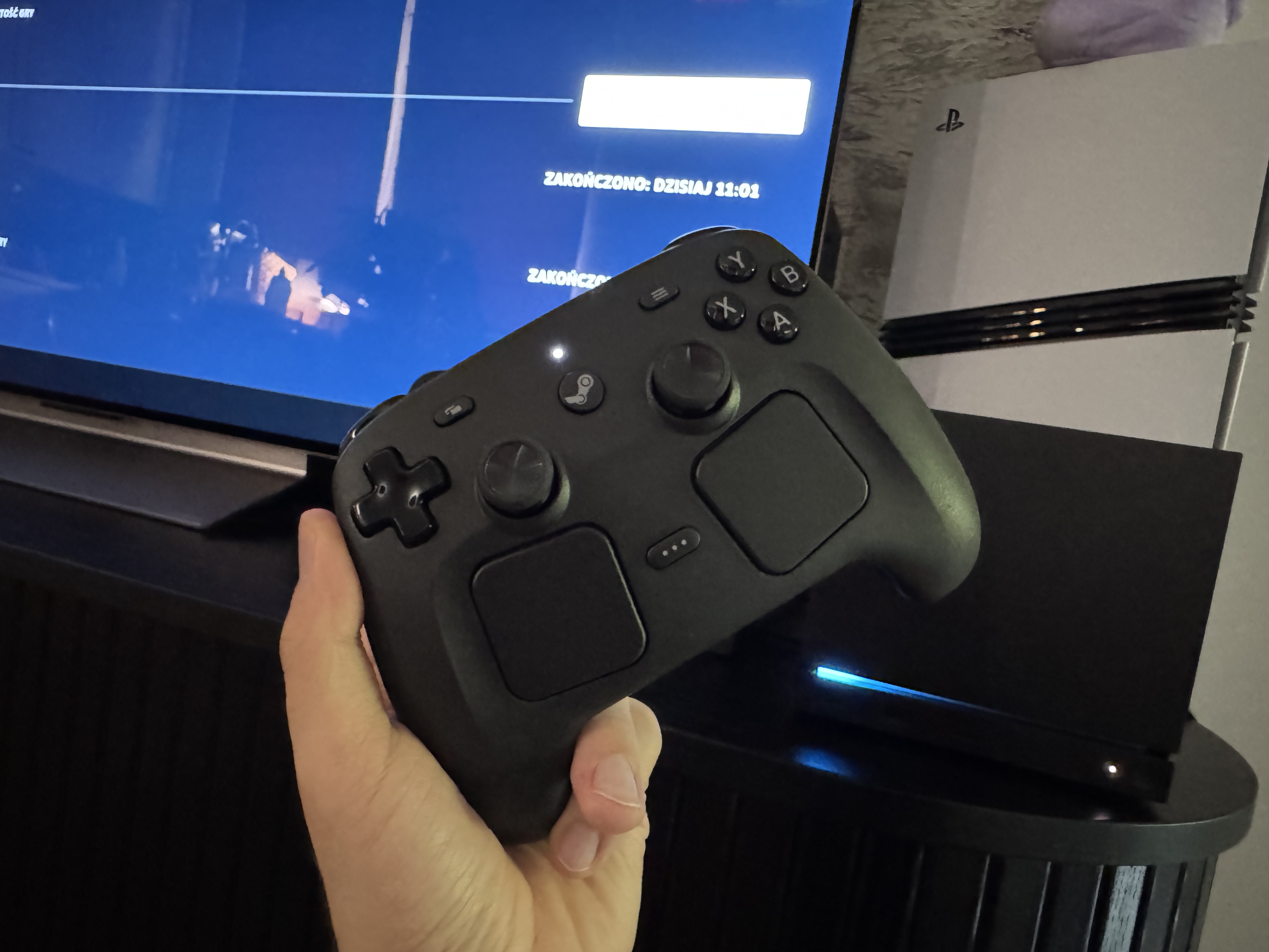 Steam Controller i w tle Steam Machine
